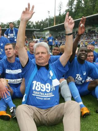 August 2008: Hopp feiert mit Spielern den Durchmarsch in die Bundesliga.