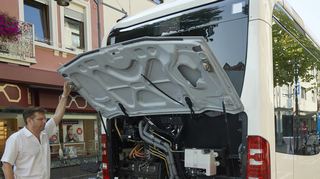 Stolz auf seine Fahrzeuge: Martin Müller hat im vergangenen Jahr den Motor hinter der Heckklappe im Elektro-Linienbus präsentiert. Ab Montag sind wieder viele Busse des Bibliser Unternehmers unterwegs.