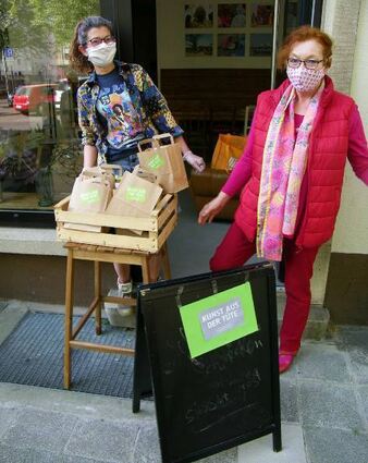 Natice Orhan-Daibel (li.) und Eleonore Hefner verteilen Tüten.
