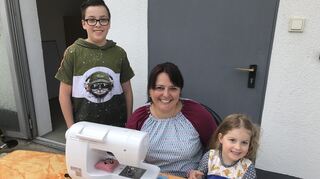 Barbara Spies mit Sohn Marvin und Tochter Carolina - beim Nähen in ihrem Hof in Wallstadt.