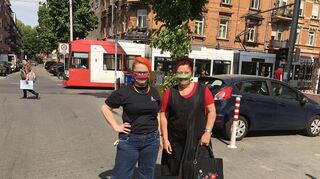 Jojo Giese und Bärbel Steegmüller - mit Masken mit Sichtfenster in der Mannheimer Neckarstadt.