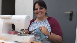 Barbara Spies näht in ihrem Hof in Wallstadt Masken aus Stoff. Mittlerweile bekommt sie auch jede Menge Anfragen von Freunden und Bekannten.