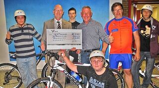 <p>Fit für große Tour nach Rotterdam: Die Schüler mit Uwe Reichel von der BB Bank, Rektor Harald Knapp und ihrem Trainer Horst Krayer (von links).</p>