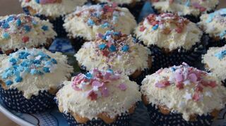 Die Kinder können die Muffins kunterbunt verzieren.