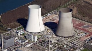 Ein Luftbild des Atomkraftwerks Philippsburg mit den beiden Kühltürmen, die zwischen dem 14. und 15. Mai gesprengt werden sollen.