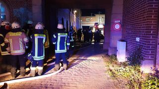 Mit 50 Kräften war die Feuerwehr beim Brand in einer Heidelberger Obdachlosenunterkunft im Einsatz.