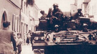 Eine amerikanische Panzerdivision erreicht am 27. März 1945 Viernheim. Die Soldaten werden mit weißen Fahnen empfangen.