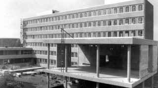Das Rathaus mit seinen terrassenförmigen Außenanlagen soll mit der Apostelkirche einen städtebaulichen Akzent im Zentrum setzen. Ende der 1960er Jahre wird auch das Haus von David und Fanny Weißmann im Zuge der Umgestaltung des Spitalplatzes abgerissen (r.o.). Betonbauten wie das DK-Hochhaus (r.u.) gelten als modern und entsprechen dem Zeitgeist der 1960er und 1970er Jahre.