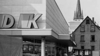 Ein Bild der Rathausstraße vom Spitalplatz bis Molitorstraße in den 1970er Jahren (v.l.): DK-Kaufhaus, Drogerie Müller, Haus Mandel und Schmuckgeschäft Kernbach.