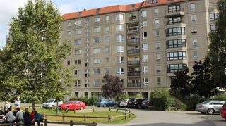 In normalen Zeiten besuchen tagtäglich Touristengruppen das Gelände der früheren Reichskanzlei in der Mitte Berlins – und sehen nichts. Dort, wo die Machtzentrale Adolf Hitlers lag, befinden sich heute ein Plattenbau und ein Parkplatz.