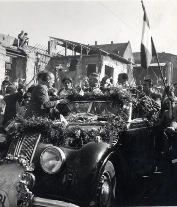 Die Spieler des VfR Mannheim fahren nach dem Gewinn der deutschen Meisterschaft 1949 durch ihre im Zweiten Weltkrieg zerstörte Heimatstadt.