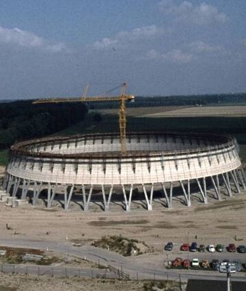 Der Kühlturm für Block 1 während der Bauphase 1975.