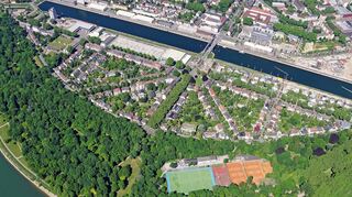 Auf der Parkinsel liegt die Fläche südlich des Luitpoldhafens (oben) seit dem Großbrand 2013 brach. Über die weitere Nutzung herrscht Uneinigkeit.