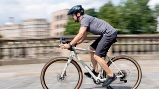 Gravel-Bikes sind auf den ersten Blick Rennräder. Ihre breiteren Reifen machen sie universeller einsetzbar.