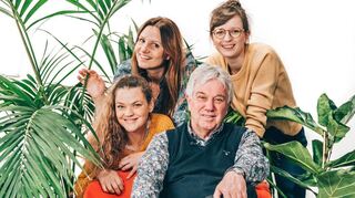 Die drei Künstlerinnen von "Eule findet den Beat“ und ihr Label-Chef Rolf Zuckowski (v.l.): Christina Raack, Nina Addin und Charlotte Simon.