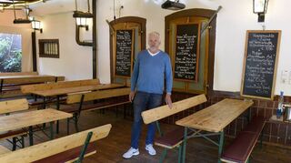 Restaurant-Betreiber Thomas Schulte-Hobein im stark ausgedünnten Gastraum der Hemshof-Kneipe „Maffenbeier“
