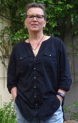 Mutmacherin Andrea Gernold im eigenen Garten.