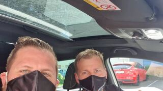 Carsten Föhr (l.) und sein Mitarbeiter Michael Fenrich von der Fahrschule Föhr dürfen unter Auflagen wieder Fahrunterricht anbieten.