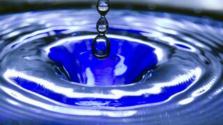 Einige Einwohner Schriesheims müssen sich auf anderes Wasser einstellen. Das Symbolbild zeigt einen Tropfen, der in eine blaue Schüssel fällt.