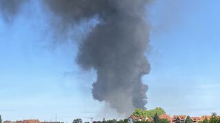 Eine große, dichte Rauchwolke war weithin über die Region sichtbar.