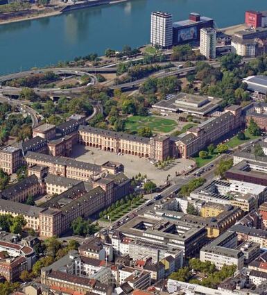 Der Friedrichspark: Zwischen Schloss, Straßennetz und Rhein.