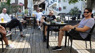 Der Vatertag läuft anders als gewohnt, aber die Leute lassen sich die Stimmung nicht verderben: Daniel Nathmann (l.) und Dirk Weiland (r.) verbringen den Feiertag mit ihren Jungs in verschiedenen Gaststätten – unter anderem in „Bellas Garten“ in Biblis.