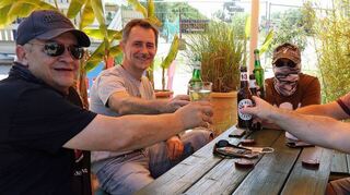 Prost: Frank von Dungen (l.) wäre mit seinen Freunden gerne nach Regensburg gefahren und stößt nun mit ihnen im Strandbistro an.