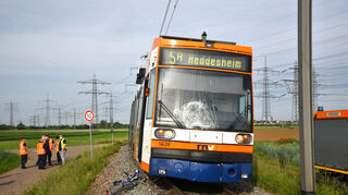 Bei der Kollision wurde eine Radfahrerin schwer verletzt.