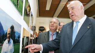 Er war sehr oft in Mannheim: Helmut Kohl (r.) 2005 bei der Ausstellungseröffnung in der Kunsthalle mit Fotograf Helmut R. Schulze