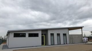 Das neue Tennisclubhaus am Sportzentrum Edingen-Neckarhausen kurz vor seiner Fertigstellung im August 2019.