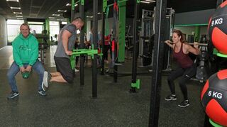 Das neue Fitnessstudio „fit +“ ist kontaktlos konzipiert, aber manchmal sind auch Trainer anwesend. Rainer Eitelmann (l.) ist einer der Inhaber.
