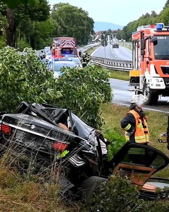 Den Einsatzkräften bot sich auf der B 44 ein Bild des Grauens.