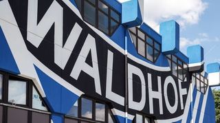 Der Schriftzug "Waldhof" steht in großen Lettern an einem Gebäude auf dem Trainigsgelände am Alsenweg.