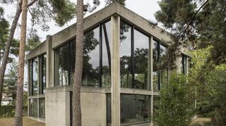 Einzigartig: Der rundum verglaste Betonbau der Pfingstbergkirche in Mannheim bietet gute Aussicht direkt in den Wald, war aber nicht unumstritten. Noch mehr Beton ist bei der Jonakirche auf der Blumenau verarbeitet. Sie erinnert an ein Zelt oder den spitzen Kiel eines Schiffs.