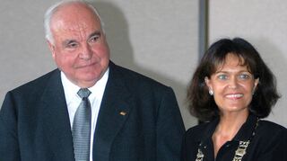Die Urkunde mit der Ehrenbürgerwürde wurde Altbundeskanzler Helmut Kohl 2005 im Stadtratssaal von der damaligen Oberbürgermeisterin Eva Lohse überreicht.