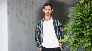 Mag Hip-Hop, spricht in vielen Bildern und gibt sich im Interview mit dieser Redaktion bescheiden: Der neue Hausautor des NTM, Necati Öziri.