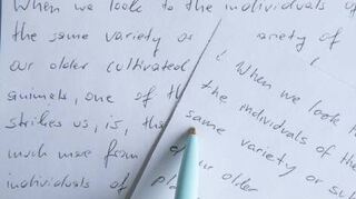 Der Text links ist handschriftlich geschrieben, rechts digital.