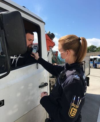 Katharina Schmidt macht mit Schrotthändler Tobias einen Alkoholtest – er ergibt 0,0 Promille.