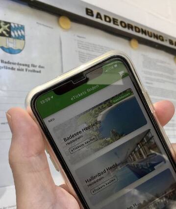 Heddesheim, 3.6.2020: eTicketApp der Gemeinde für den Badesee, im Hintergrund der Aushang der Badeordnung im Eingangsbereich.
