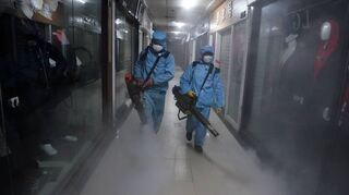 Das Coronavirus trat das erste Mal in Wuhan auf. Die Stadt wurde Ende Januar isoliert und großräumig desinfiziert, wie hier in einem Einkaufszentrum.