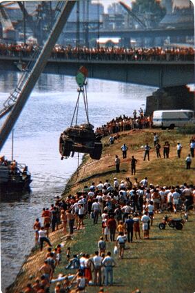 <p>Die Bergung des Panzers aus dem Neckar.</p>