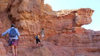 Durch den Red Canyon: Die Arava-Senke wirkt geschichtslos mit ihren Steinen und Felsen. Auch manche Ideale der Wüstenbewohner überdauern die Zeit.
