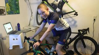 Eva Estler bekommt die Strecke auf dem Laptop angezeigt. Ihr Trainingsgerät ist mit dem Internet verbunden.