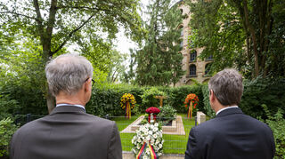 Anlässlich des dritten Totestags von Helmut Kohl legt der Vorsitzende der CDU-Fraktion im rheinland-pfälzischen Landtag Christian Baldauf gemeinsam mit einigen Speyerer CDU-Mitgliedern einen Kranz nieder. Axel Wilke und Baldauf halten inne.