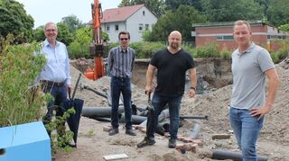 Zufrieden mit den Arbeiten (v.l.): Bürgermeister Andreas Metz, Rathaus-Mitarbeiter Klaus Oechsler, Bauamtsleiter Pascal Tholé und Bauleiter Moritz Feldmeyer.