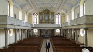 Die Providenzkirche wurde in den vergangenen Monaten innen gereinigt und zeigt nun wieder ihre ursprünglichen Farben. Auch das große Dach wurde neu gedeckt. Pfarrer Mirko Diepen freut sich auf die Wiedereröffnung am Sonntag.