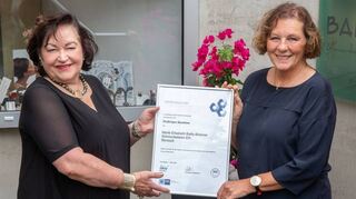 Maria Elisabeth Bailly Brenner (l.) und IHK-Mitarbeiterin und Betreuerin Gerlinde Weber von der IHK Darmstadt.