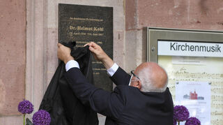 Vor der Mannheimer Jesuitenkirche wird eine Gedenktafel für den früheren Bundeskanzler Helmut Kohl enthüllt.