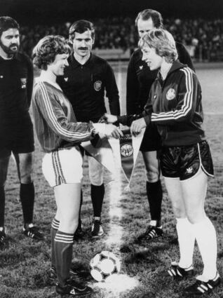 Werner Föckler (Mitte) pfiff auch Länderspiele der Frauen.