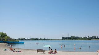 Beliebtes Ausflugsziel: Der Freizeitsee in Biblis ist im Sommer regelmäßig gut besucht, wie unser Archivbild zeigt. Seit dem Wochenende dürfen wieder täglich bis zu 300 Badegäste ins kühle Nass springen.